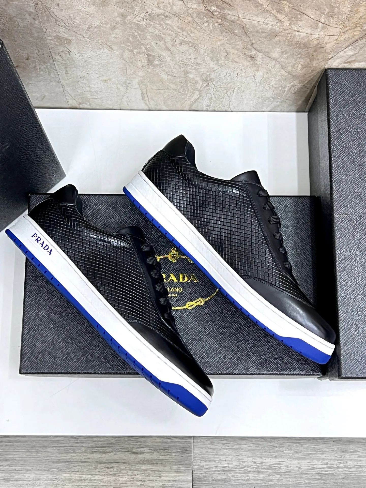 💰620 Prada classic men’s lace-up casual shoes｜Imported cowhide upper｜Layered stitching design on the upper Lightweight and breathable｜Soft and comfortable｜PRADA letters on the side｜Distinctive sporty style Showing the brand style｜Lightweight embossed rubber sole｜With cowhide foot pad lining｜Excellent foot feel Fashionable and elegant｜Size: 38-44 (customized at 45)